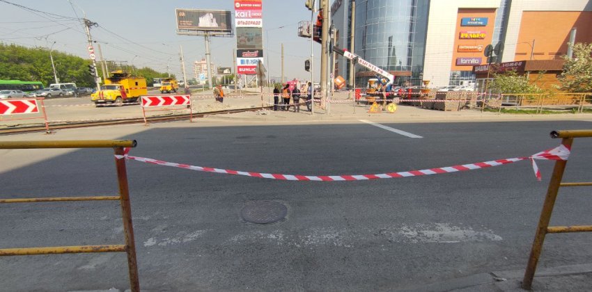 В Барнауле перед ТЦ «Пионер» закрыли пешеходный переход, а другой не сделали