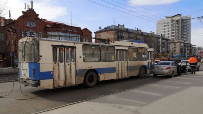 Трехкилометровая пробка возникла в Барнауле из-за ДТП с троллейбусом