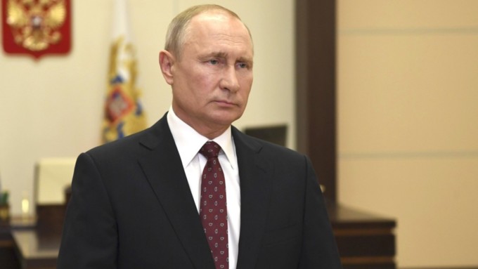 Как вам нелегко, родные мои: Путин раздает деньги россиянам и отменяет нерабочие дни
