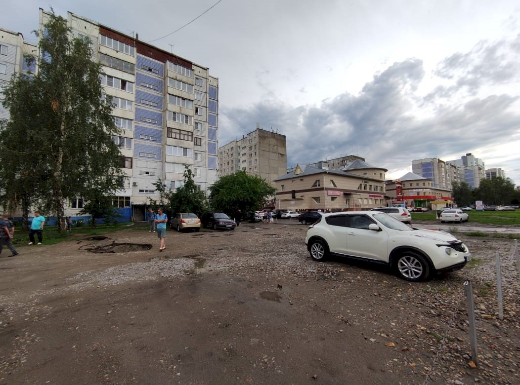Провал асфальта на Павловском тракте в Барнауле 27 июня 2022 года. Фото: Екатерина Смолихина / amic.ru