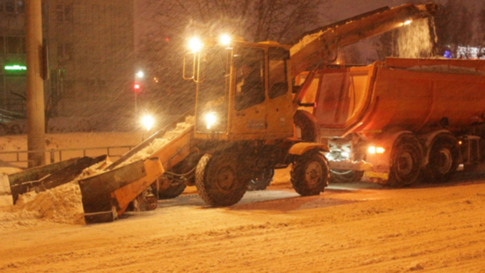 Свыше 150 единиц спецтехники очищали Барнаул от снега ночью