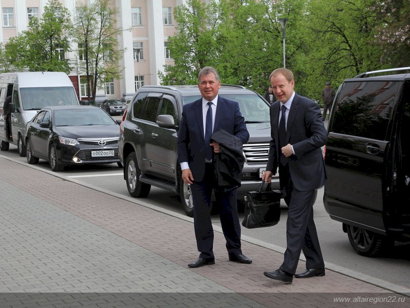Врио губернатора Виктор Томенко в сопровождении спикера АКЗС Александра Романенко направляется в здание правительства