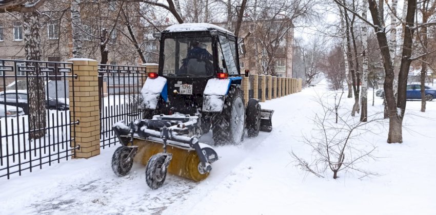  Снег в Барнауле убирают 60 машин 