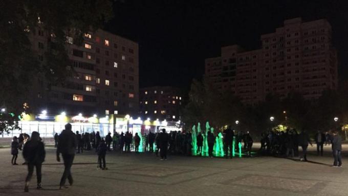 В Барнауле запустили первый пешеходный фонтан с трехцветной подсветкой