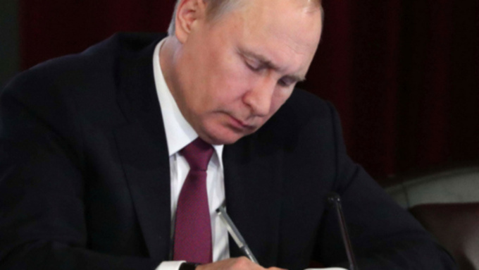 Путин подписал закон о праве бывшего президента на пожизненное сенаторство 