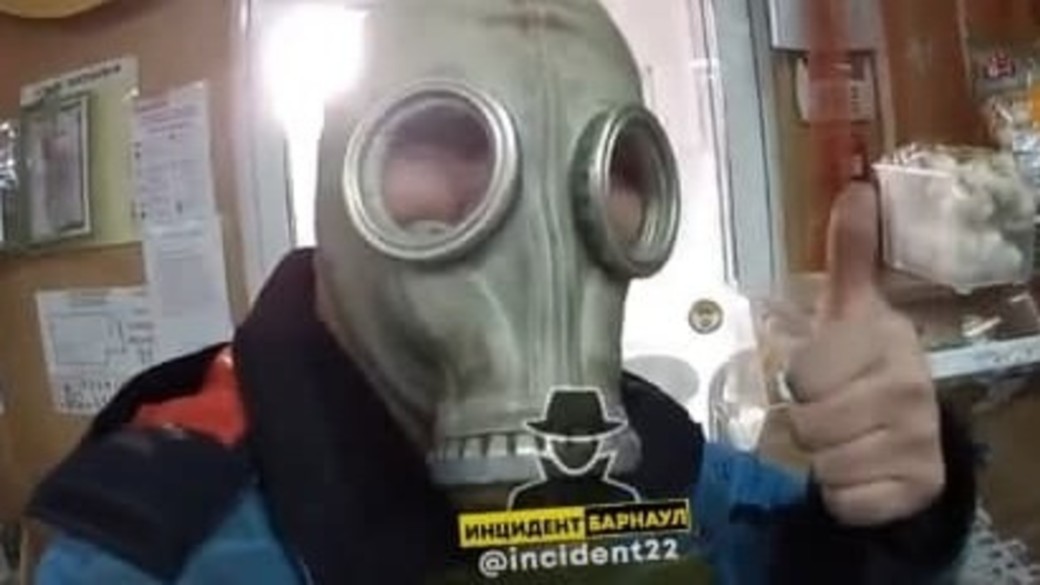 Барнаульца в противогазе отказались обслуживать в магазине из-за отсутствия маски