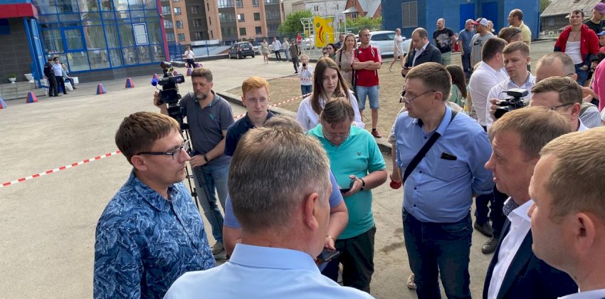 Жильцов многоэтажки в центре Барнаула эвакуировали из-за хлопка в одной из квартир