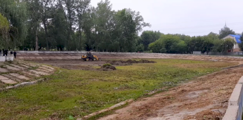 В Барнауле начали работы по реконструкции пруда в парке «Изумрудный»