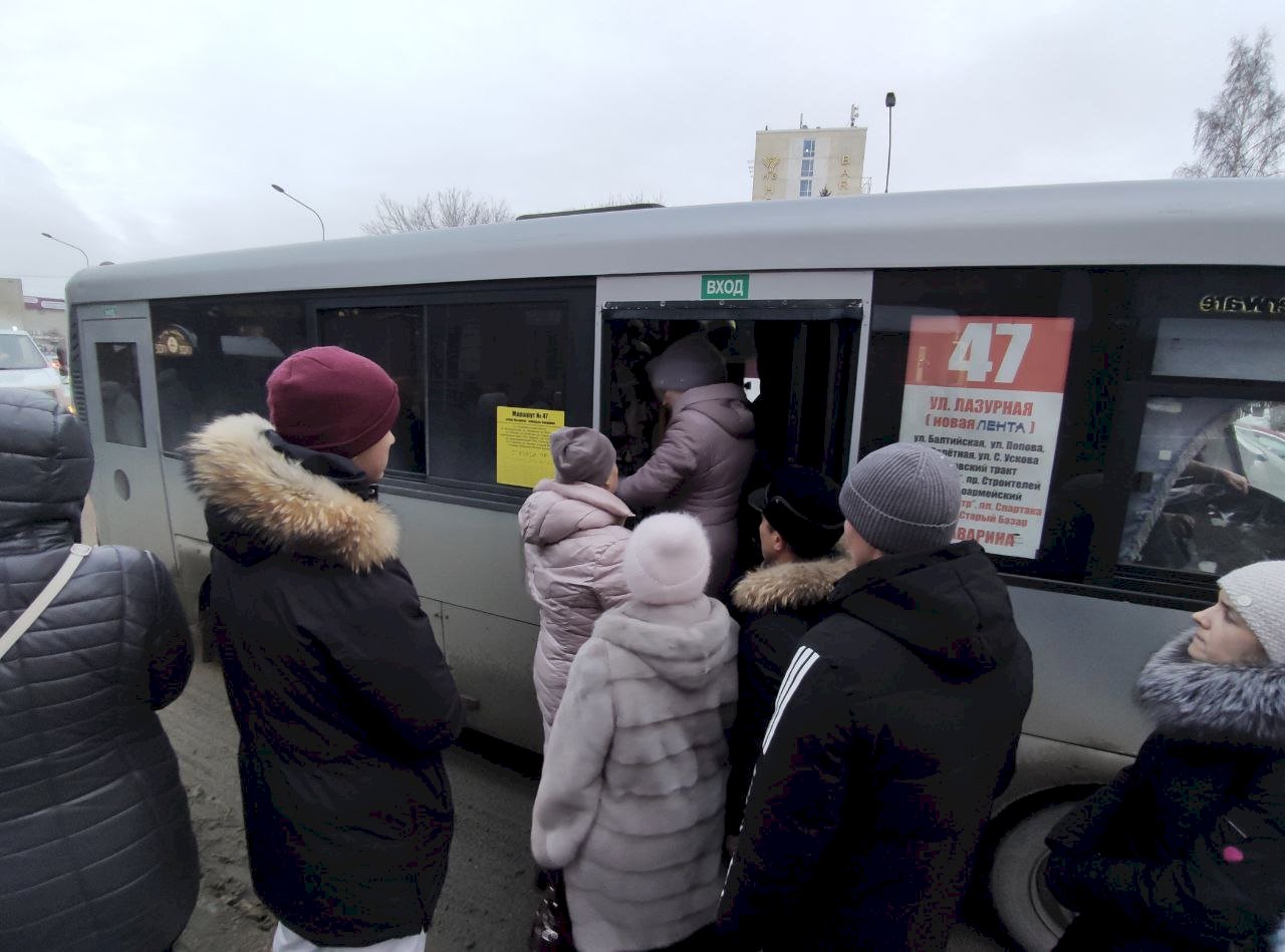 Сели в автобус. Общественные места. Люди в общественном транспорте. Места в маршрутке. Теракт в общественном месте.