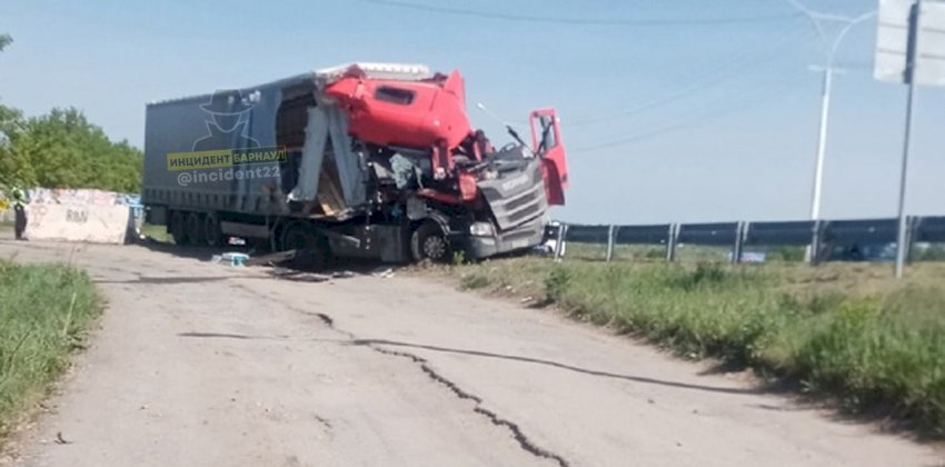 Два человека пострадали при столкновении двух грузовиков в Алтайском крае