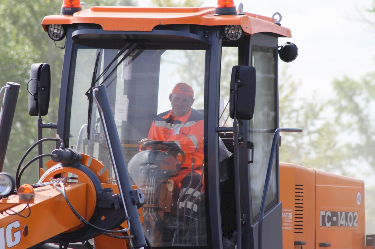 в лаяшты дорожники машина. дорожники алтая. дорожная техника алтайский край. дорожник профессия. дорожники автодор.