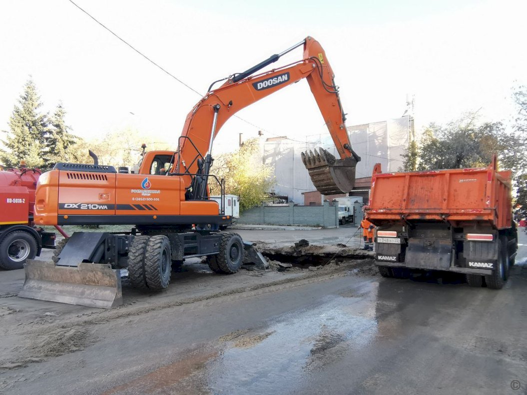 В Барнауле планируют до вечера устранить коммунальную аварию на улице  Димитрова | 14.10.2022 | Барнаул - БезФормата