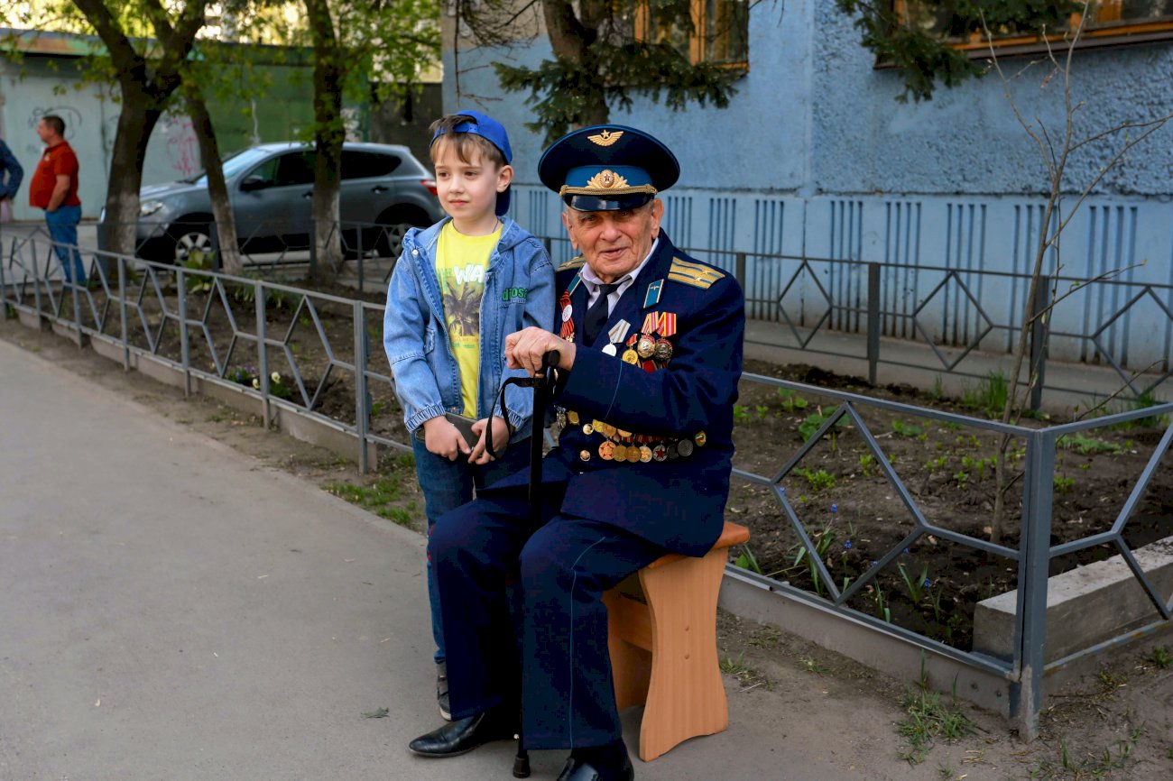 Со слезами на глазах. Парады у дома ветеранов прошли в Барнауле