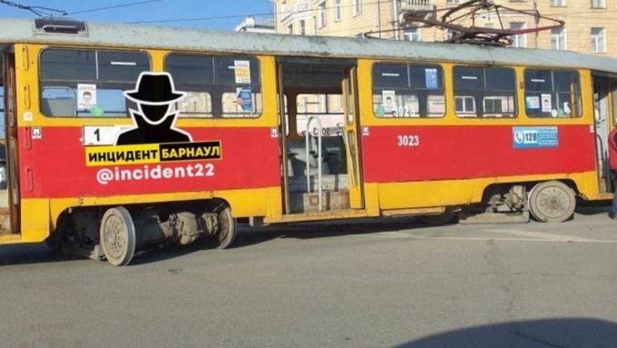 Трамвай сошёл с рельсов на площади Октября в Барнауле