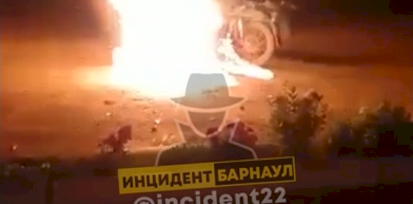 В алтайском селе мужчины избили группу молодых людей и сожгли мотоцикл