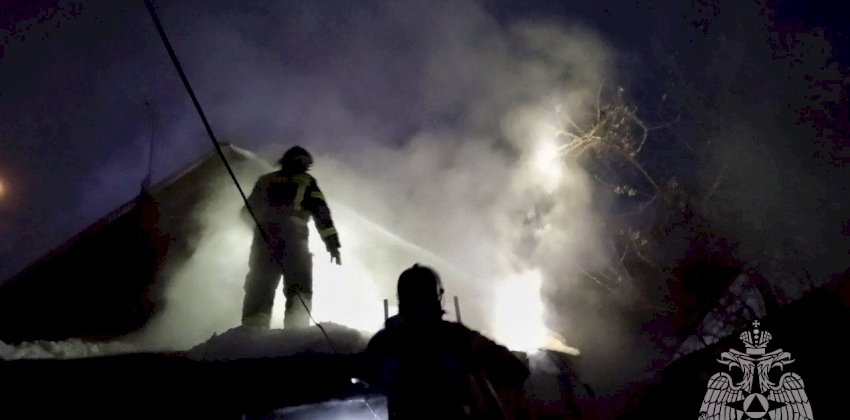  Алтайские пожарные спасли женщину из горящего дома 