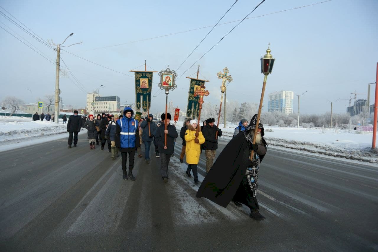 Амик новости барнаула алтайского. Купель в Барнауле. Крестный ход в Барнауле на крещение. Шествия в крещение фото.