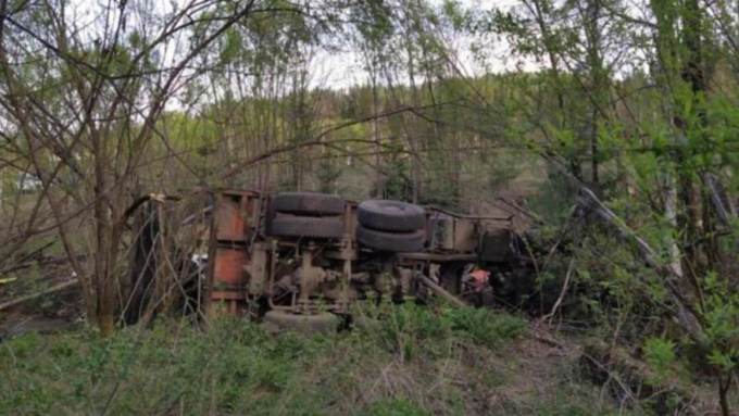 Житель Омска насмерть разбился на грузовике в Горном Алтае