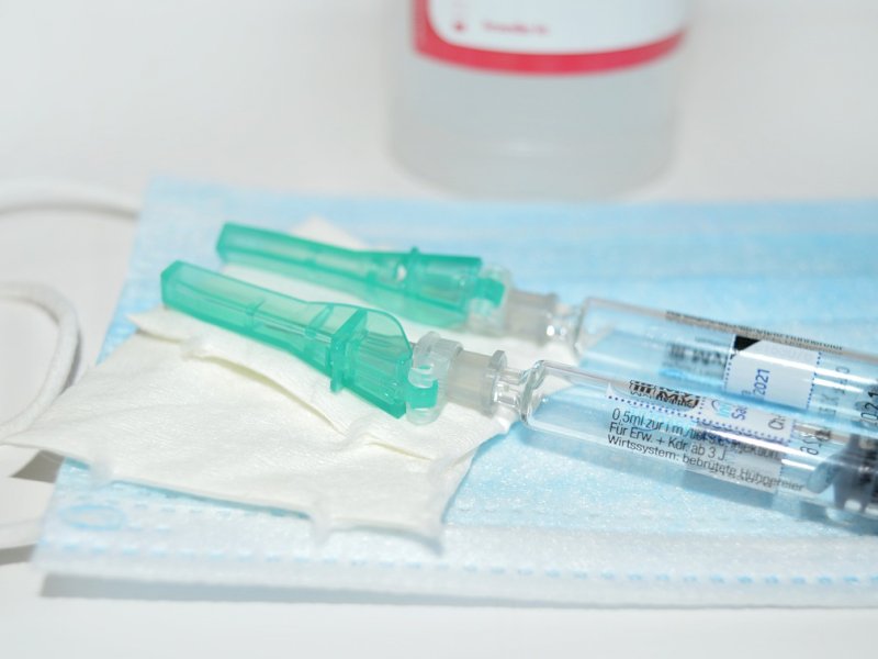 СМИ: Минздрав приостановил закупки вакцины 