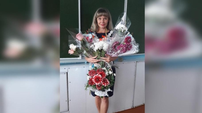 Минпросвещения России разберется в увольнении из-за фото учительницы из Барнаула