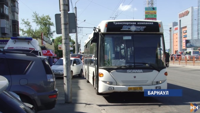 Кондуктор и водитель в Барнауле час удерживали пенсионерку в автобусе
