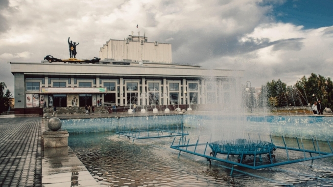 Постоянно ломался: мэрия Барнаула назвала причину ремонта фонтана на Сахарова