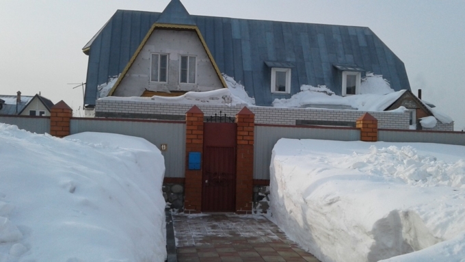 Коттедж с гаражом на четыре машины продают в Барнауле за 12 млн руб. Фото 