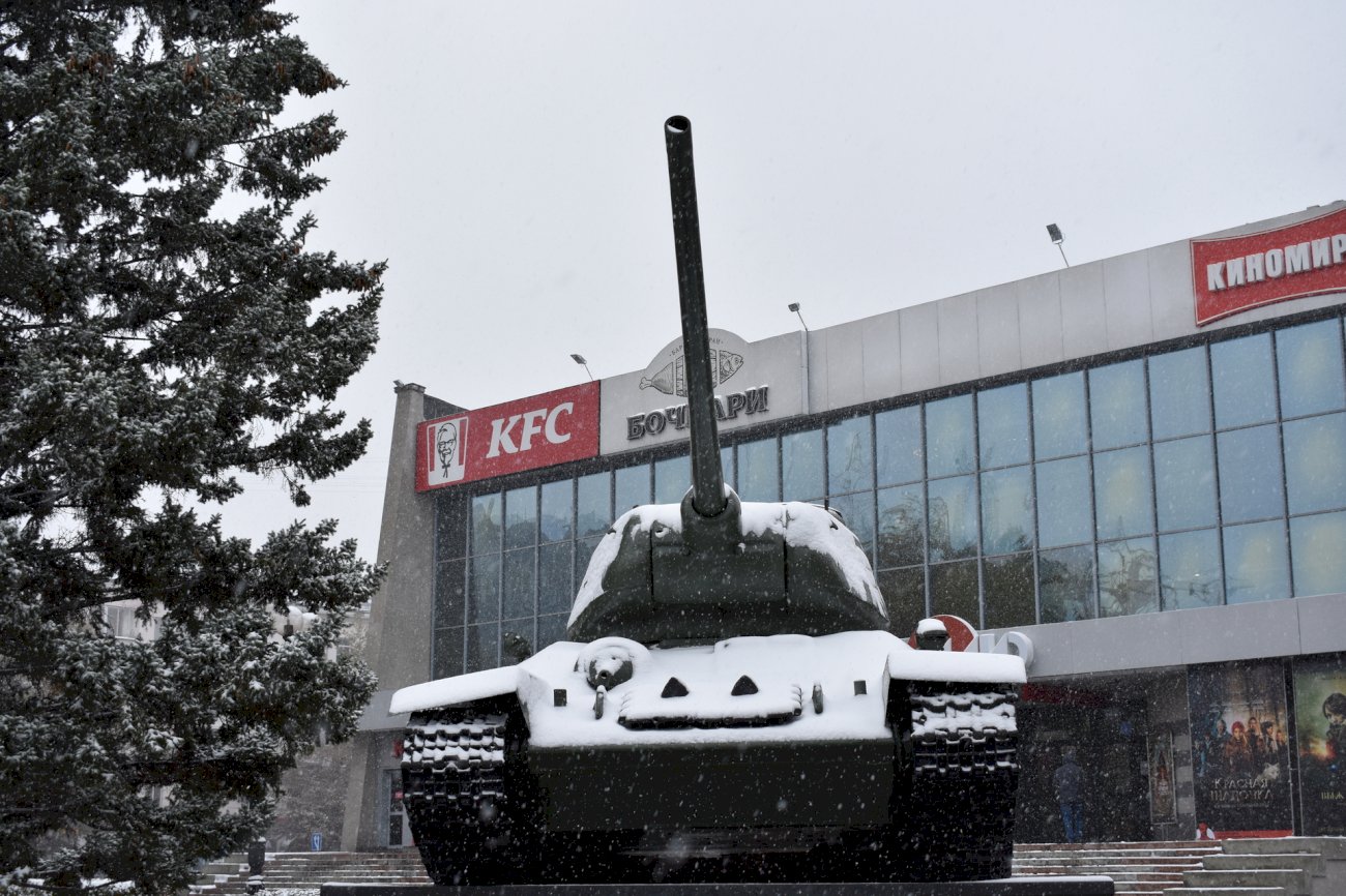  Танк увяз в сугробе. Фотографии Барнаула, где снегопад не останавливается и набирает обороты 