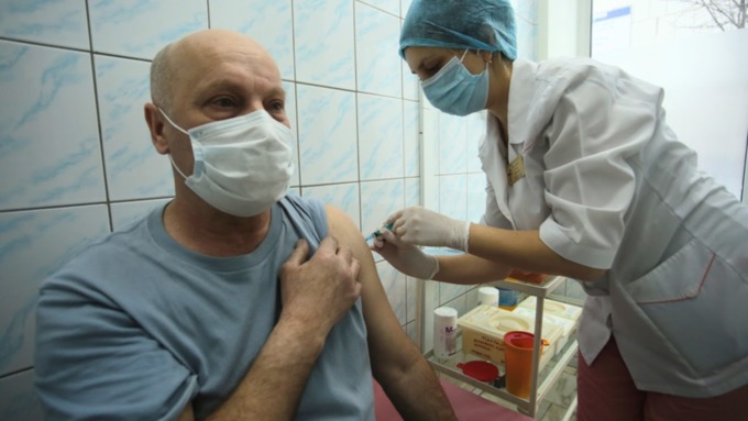 Более 3000 жителей Алтайского края поставили прививку от коронавируса
