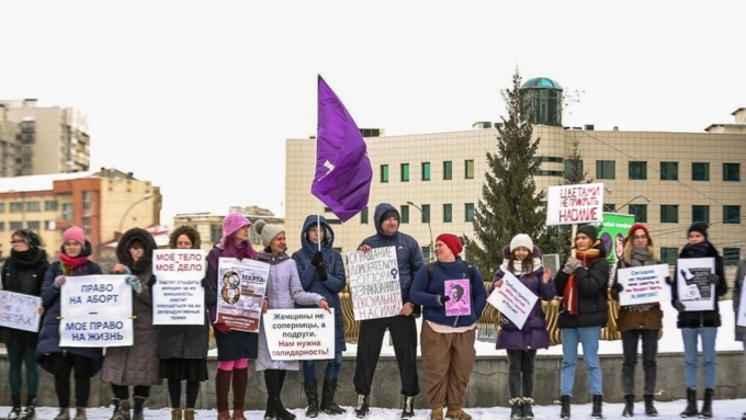 Полсотни феминисток устроили 8 марта пикет в Новосибирске