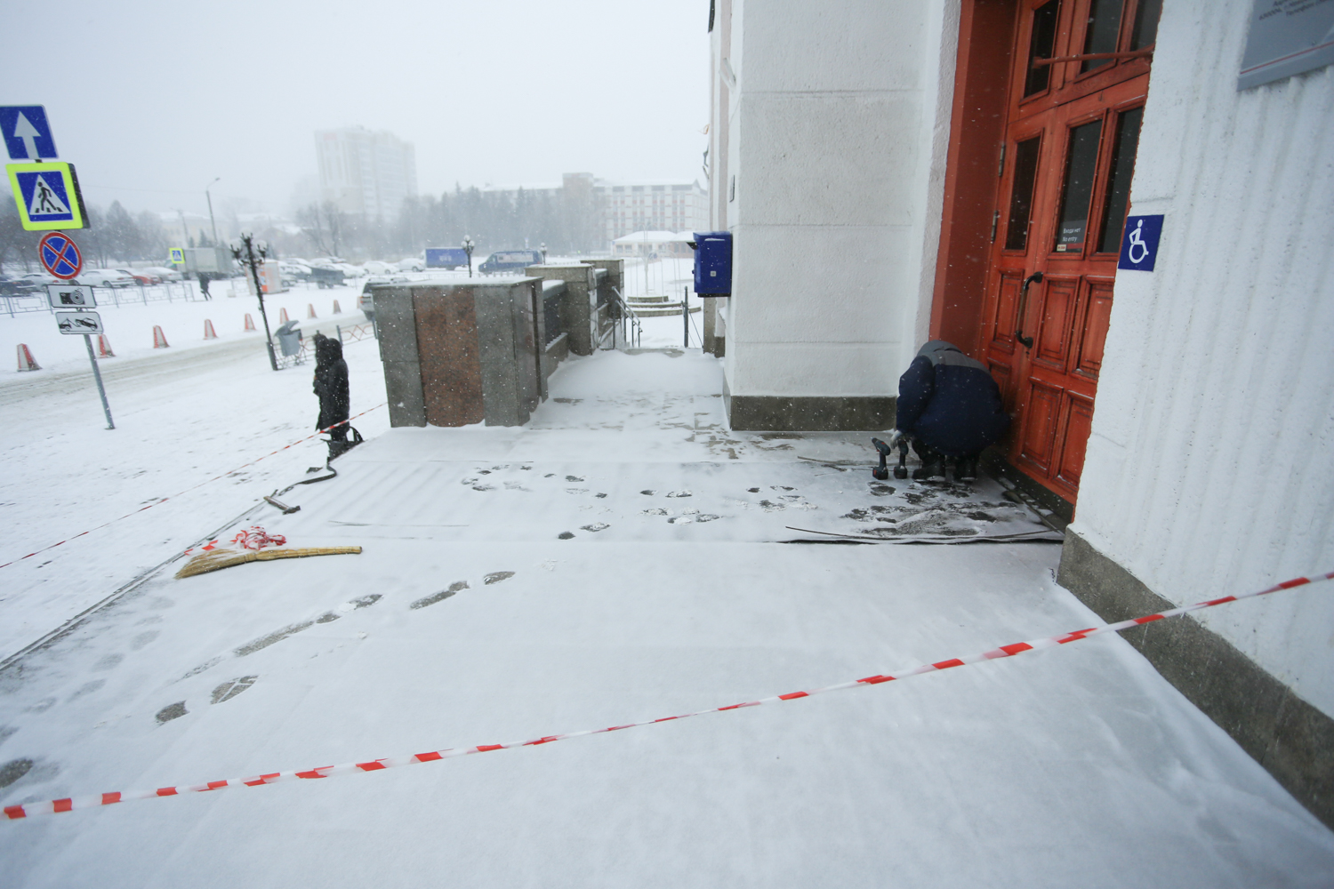 Перед приездом. Чита асфальт в Мороз к приезду. Асфальт Барнаул перед приездом премьера. Медведев насыпал снег. Стклим красные дорожки к приезду важных.