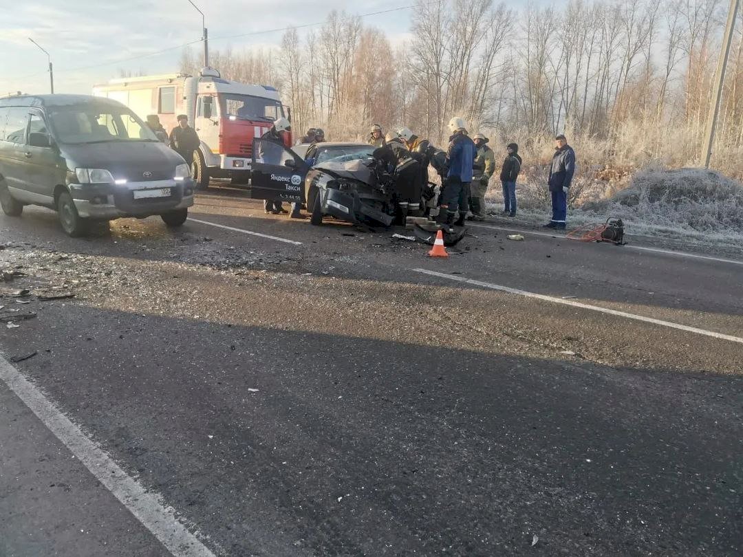 Два автомобиля такси столкнулись на выезде из алтайского города