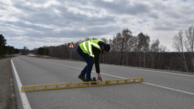 Министр транспорта нашел дефект на отремонтированной дороге на Алтае