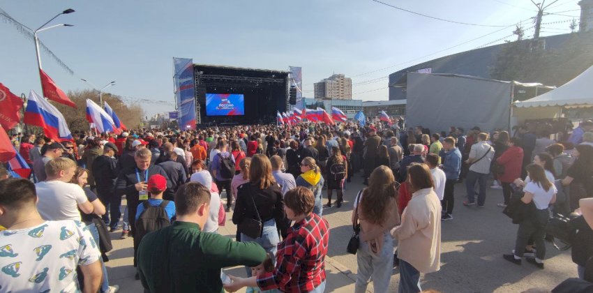 В Барнауле начался концерт в поддержку российских войск. Фоторепортаж