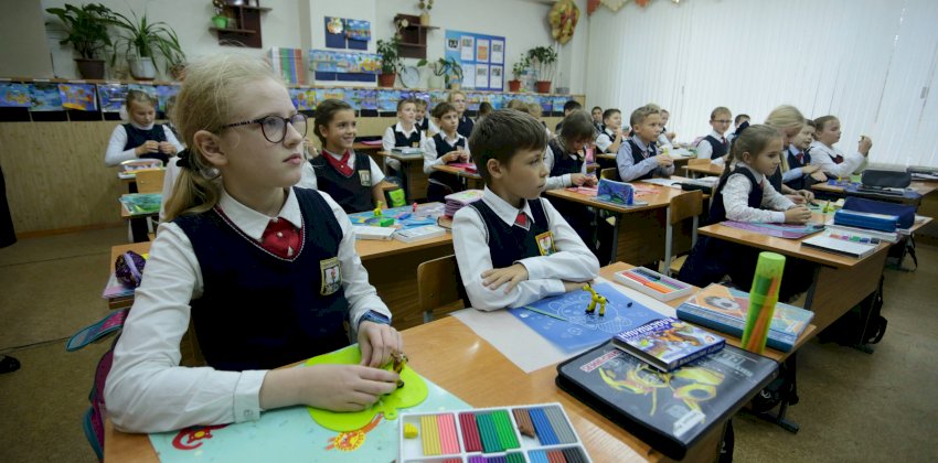Посторонним вход воспрещён. Почему в Барнауле не хватает мест в школах и что делать родителям