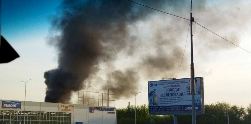 Стихийная свалка загорелась напротив ТРЦ «Арена» в Барнауле