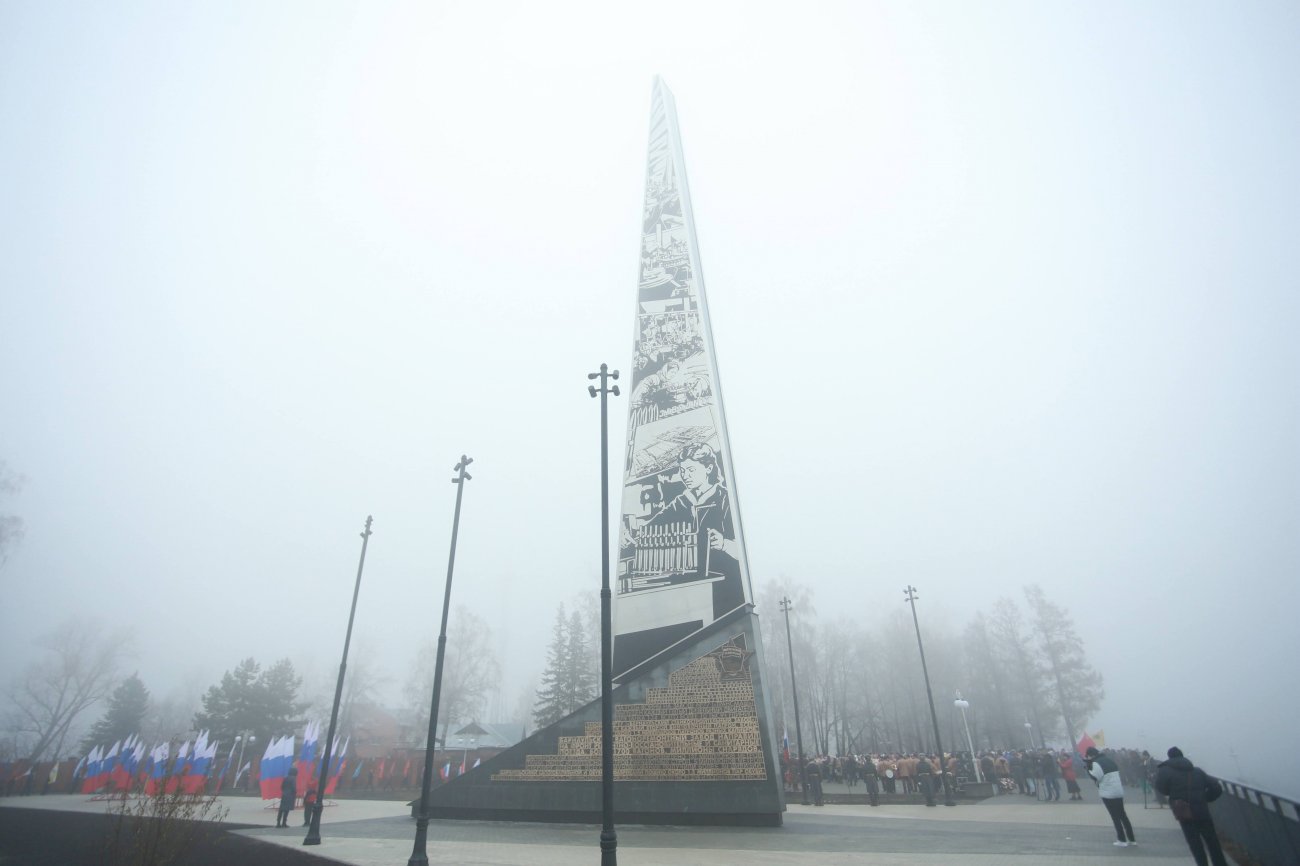 Открытие стелы в Барнауле в честь трудового подвига жителей Барнаула в годы Великой Отечественной