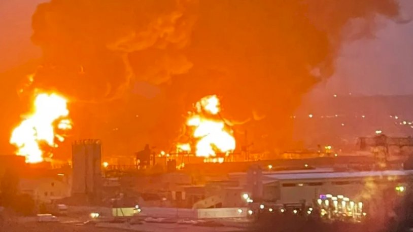  Мощный пожар вспыхнул на нефтебазе в Белгороде 