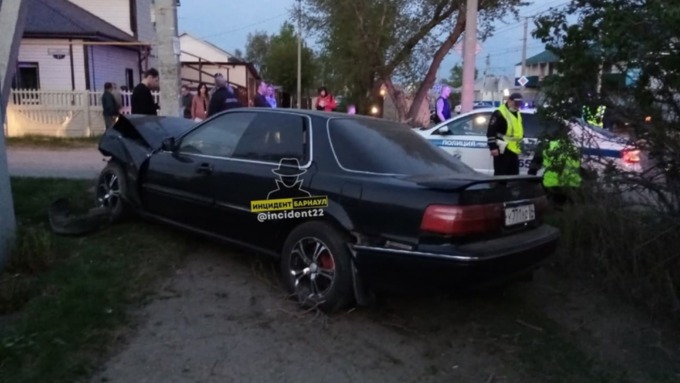 Пьяный водитель въехал в столб при попытке сбежать от полиции в Барнауле