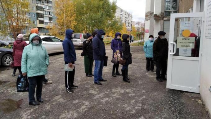 Гигантские очереди в поликлиниках Барнаула. Фото горожан и объяснения Минздрава