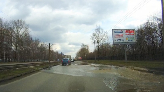 Дорога домиком: асфальт вздыбился на улице Антона Петрова в Барнауле