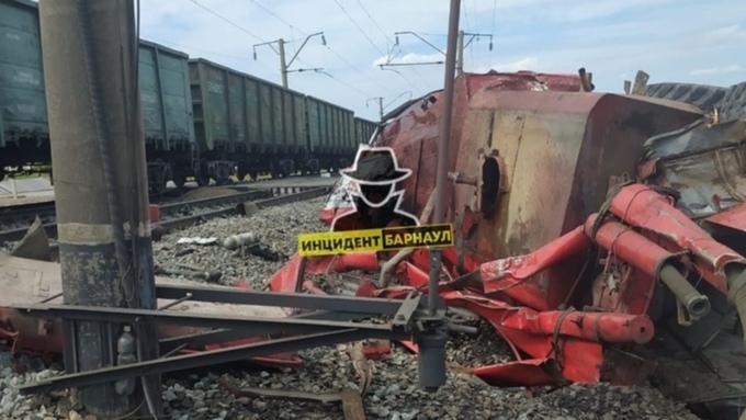 В Алтайском крае пожарный автомобиль протаранил поезд. Есть погибший