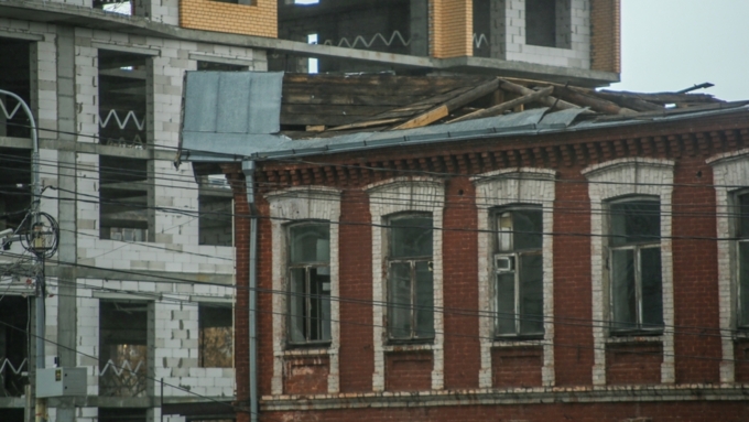 Пошла под снос: строители начали разбирать старинную усадьбу в Барнауле