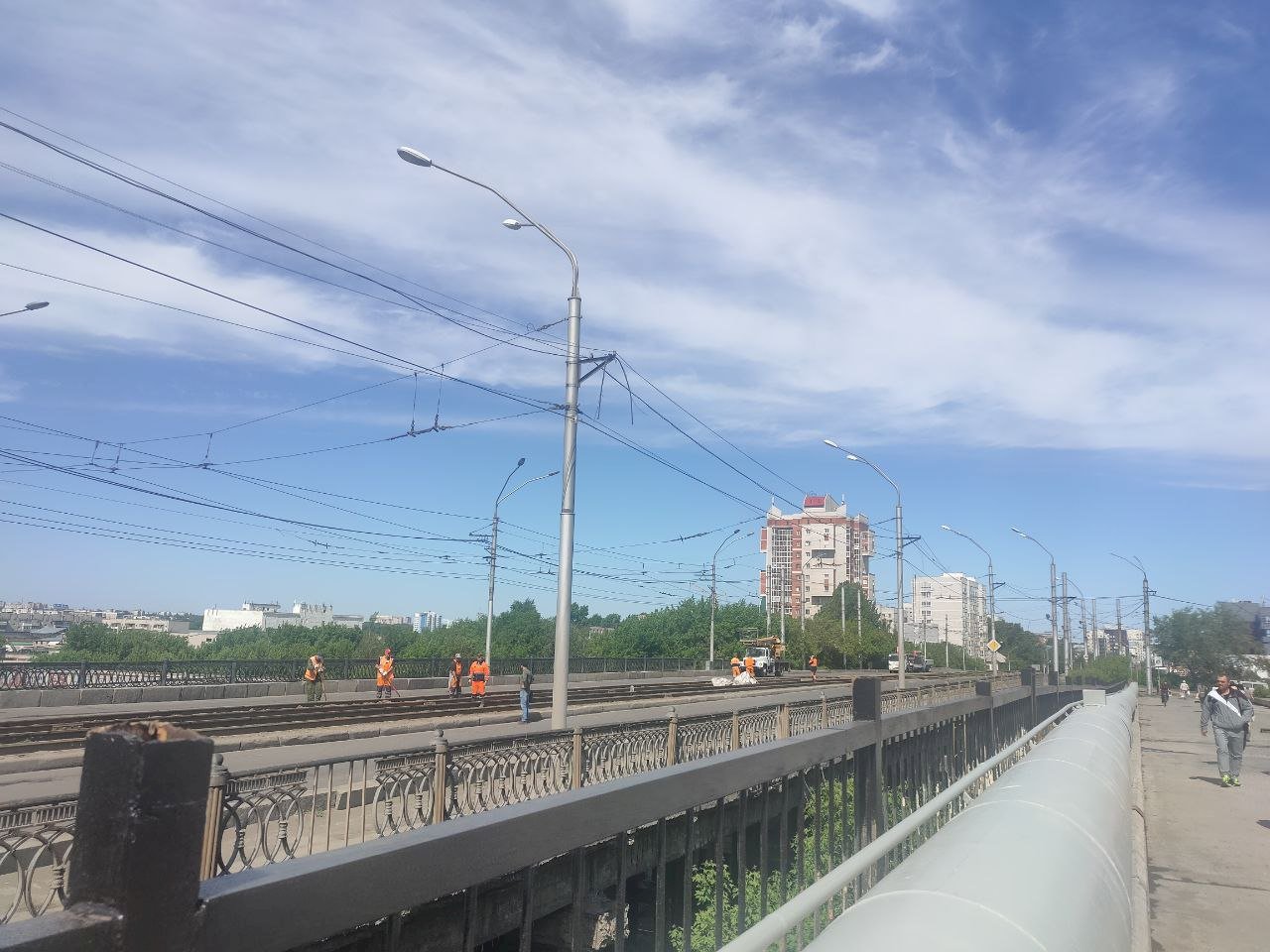  День тяжелый. Как на мосту на Новом рынке в Барнауле прошел первый понедельник с начала ремонта 