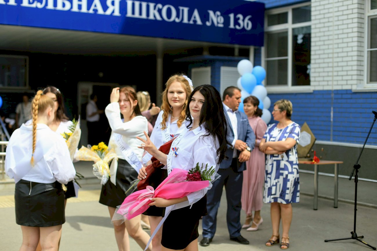 С дымовыми шашками и босиком. Как прошел первый последний звонок в новой школе  Барнаула