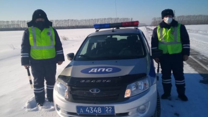 Полицейские спасли замерзающую автомобилистку, вылетевшую в кювет с алтайской трассы