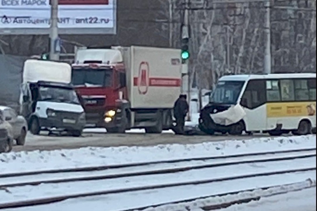 29 автобус барнаул. Автобус столкнулся с грузовиком. Барнаул 22 происшествия ДТП. Аварии Барнаул микроавтобус.