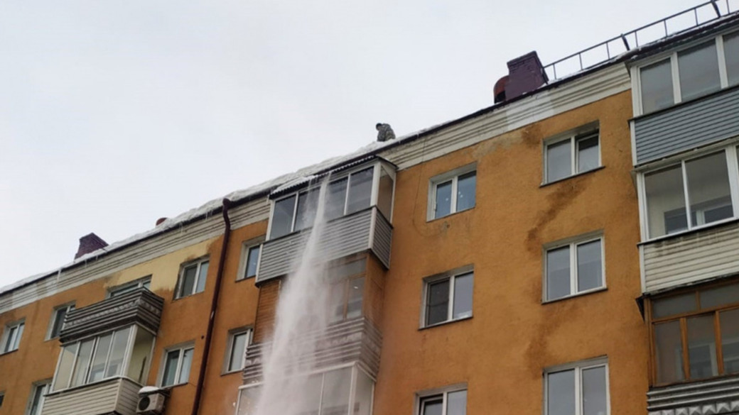 Почти 100 крыш очистили от снега и наледи в Барнауле 3 декабря