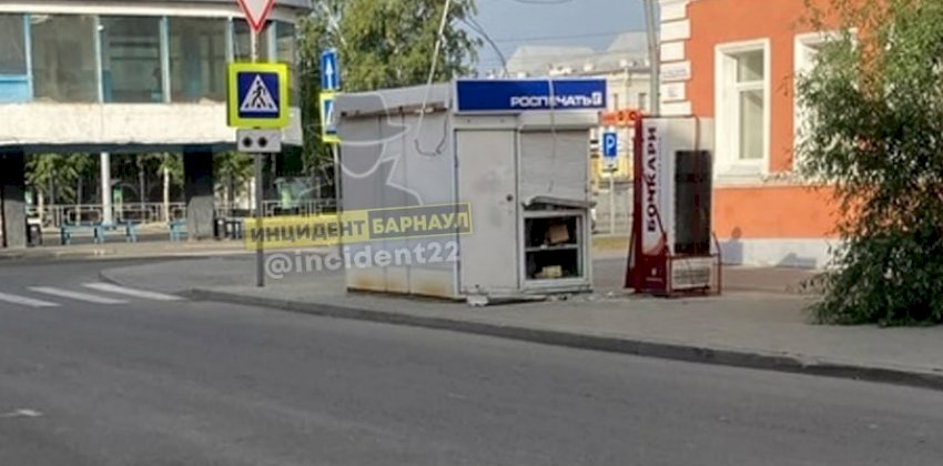  «Видимо, проголодались сильно». В Барнауле неизвестные вскрыли газетный киоск и холодильник рядом с ним 
