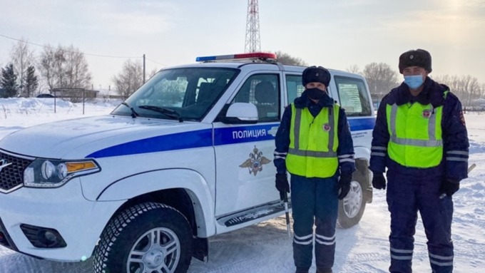 Змеиногорские полицейские помогли водителю, застрявшему в мороз